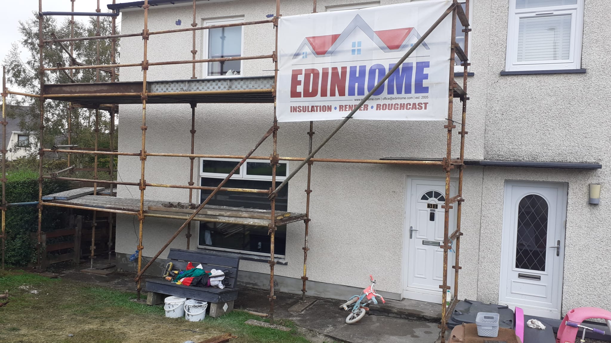 Rendering Edinburgh on house façade under scaffold