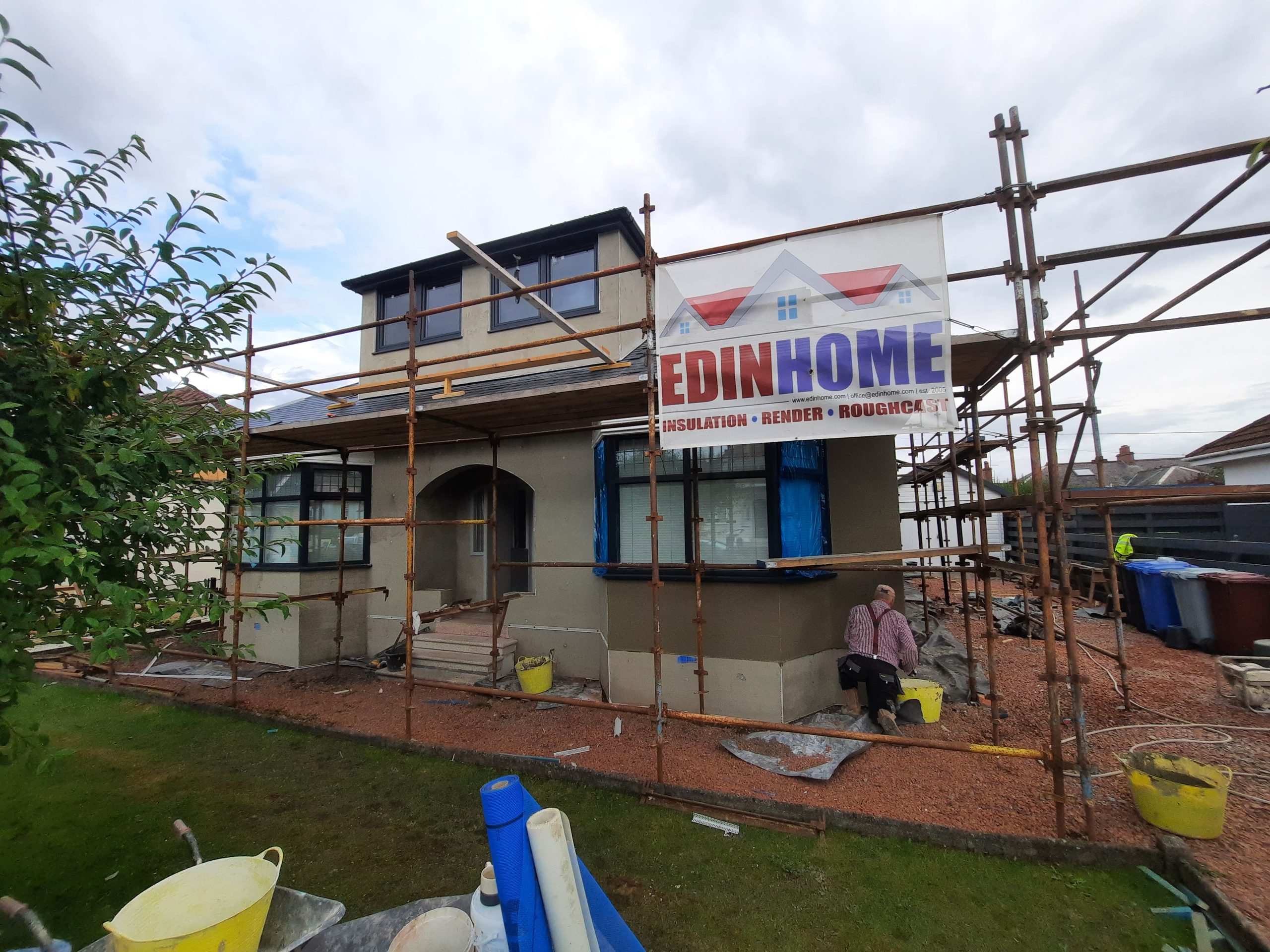 Rendering Edinburgh on house façade during exterior renovation