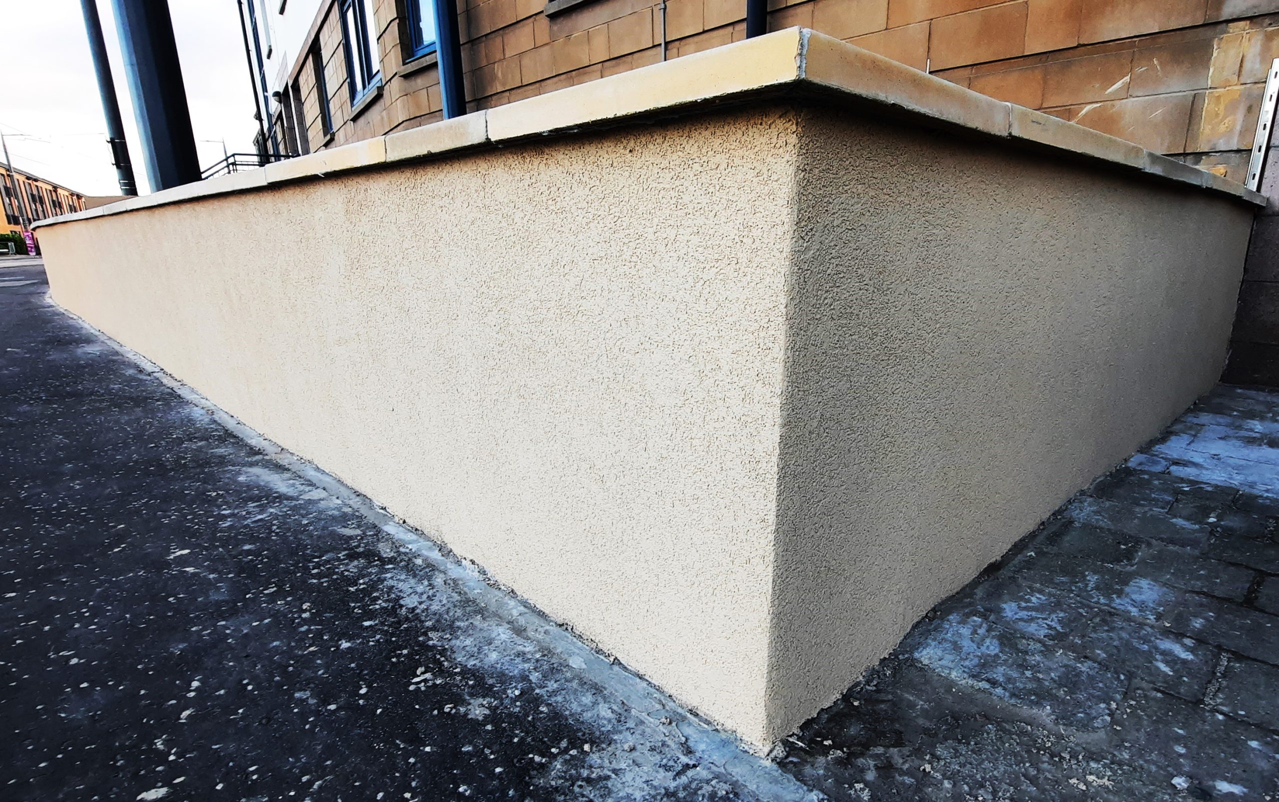 roughcaster Edinburgh completing clean corner wall section