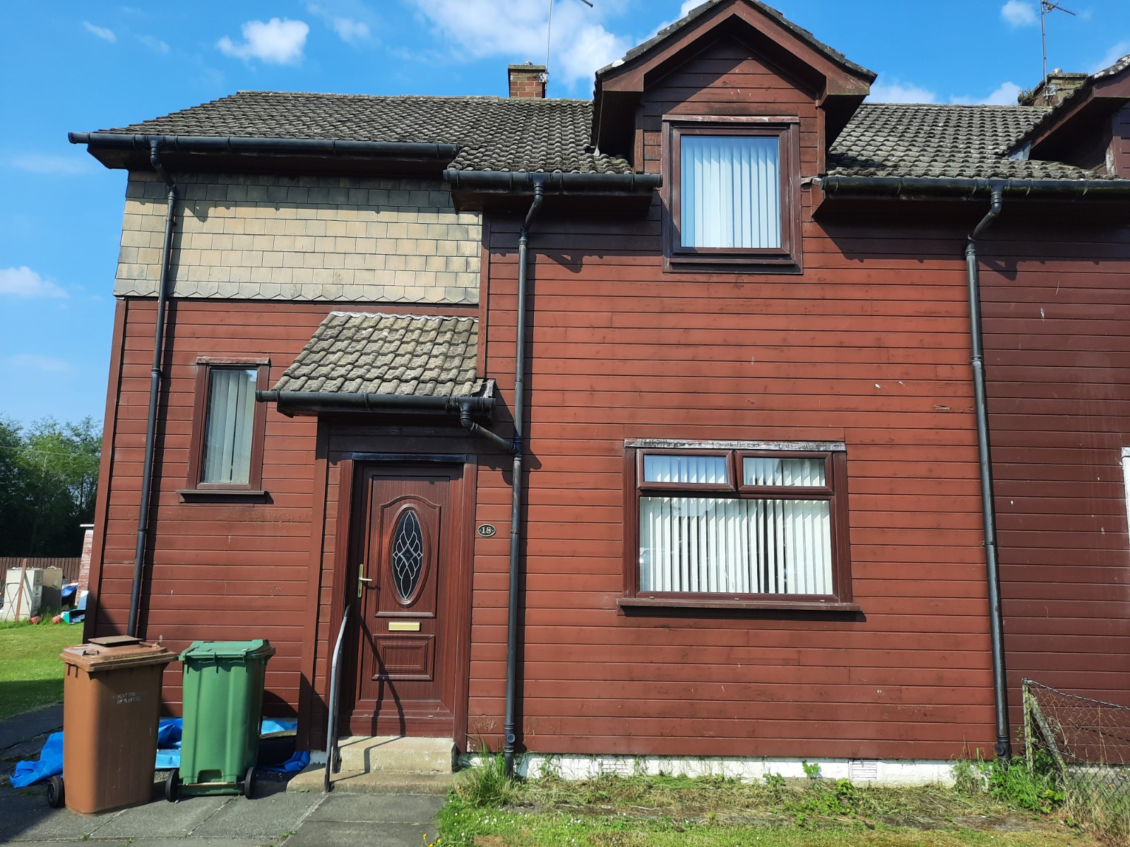 roughcast render Edinburgh on two-storey house with brick and cladding
