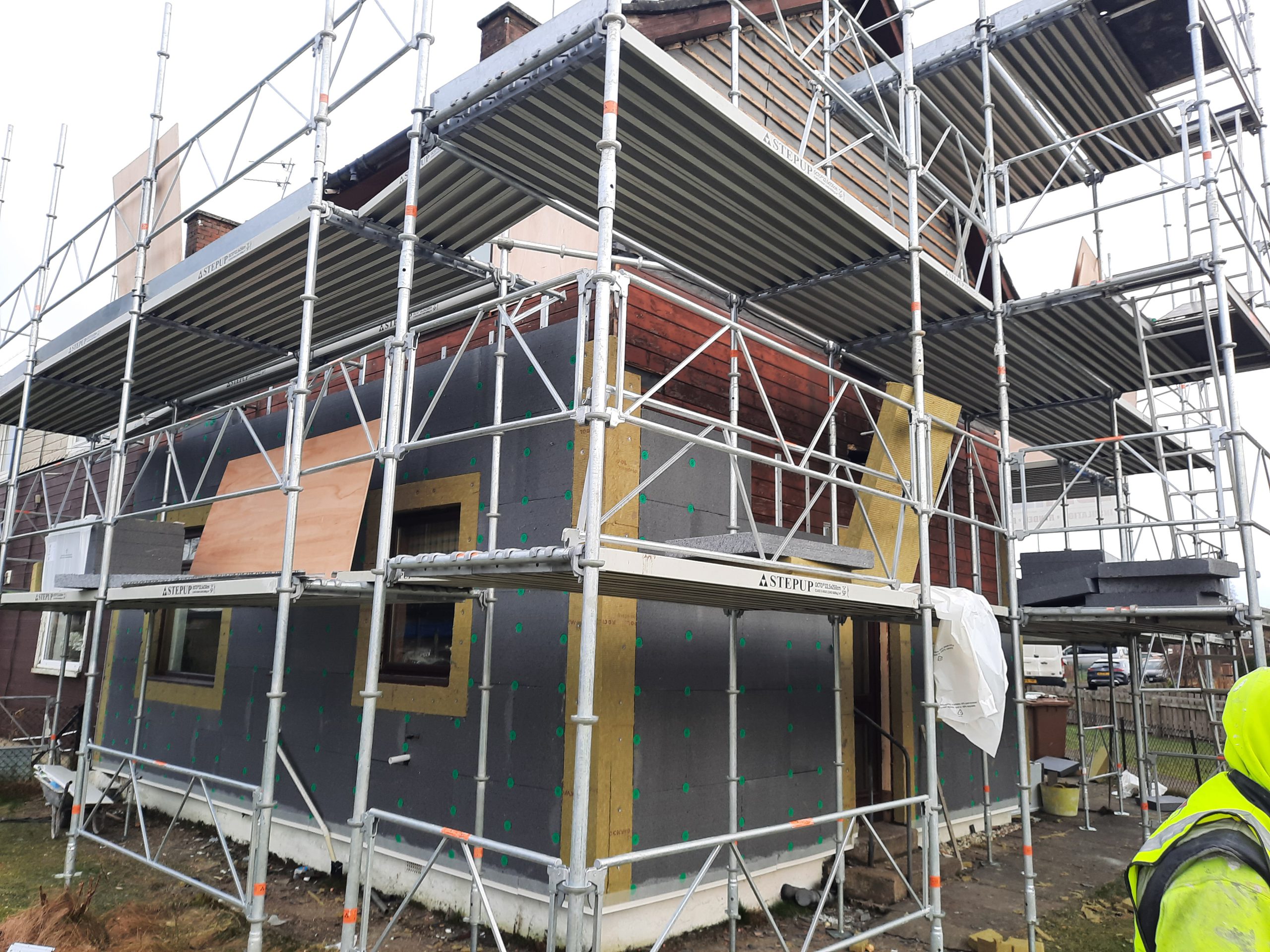 roughcaster Edinburgh working on front façade with scaffolding