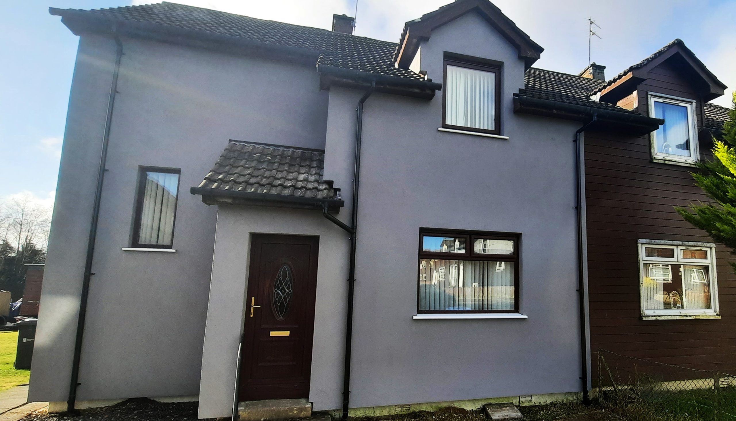 roughcast render Edinburgh on grey modern façade with bay window