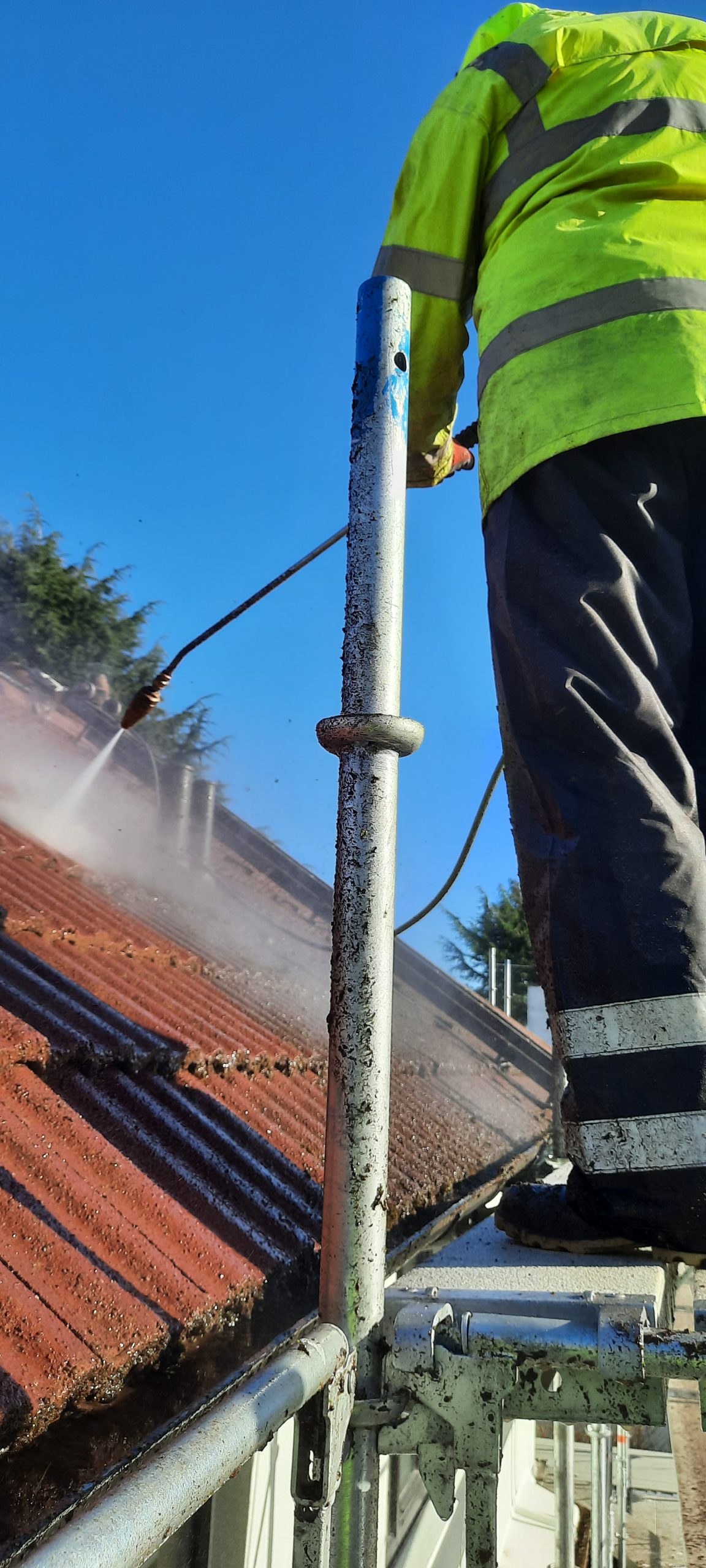 solid wall insulation Edinburgh with water spray cleaning roof tiles