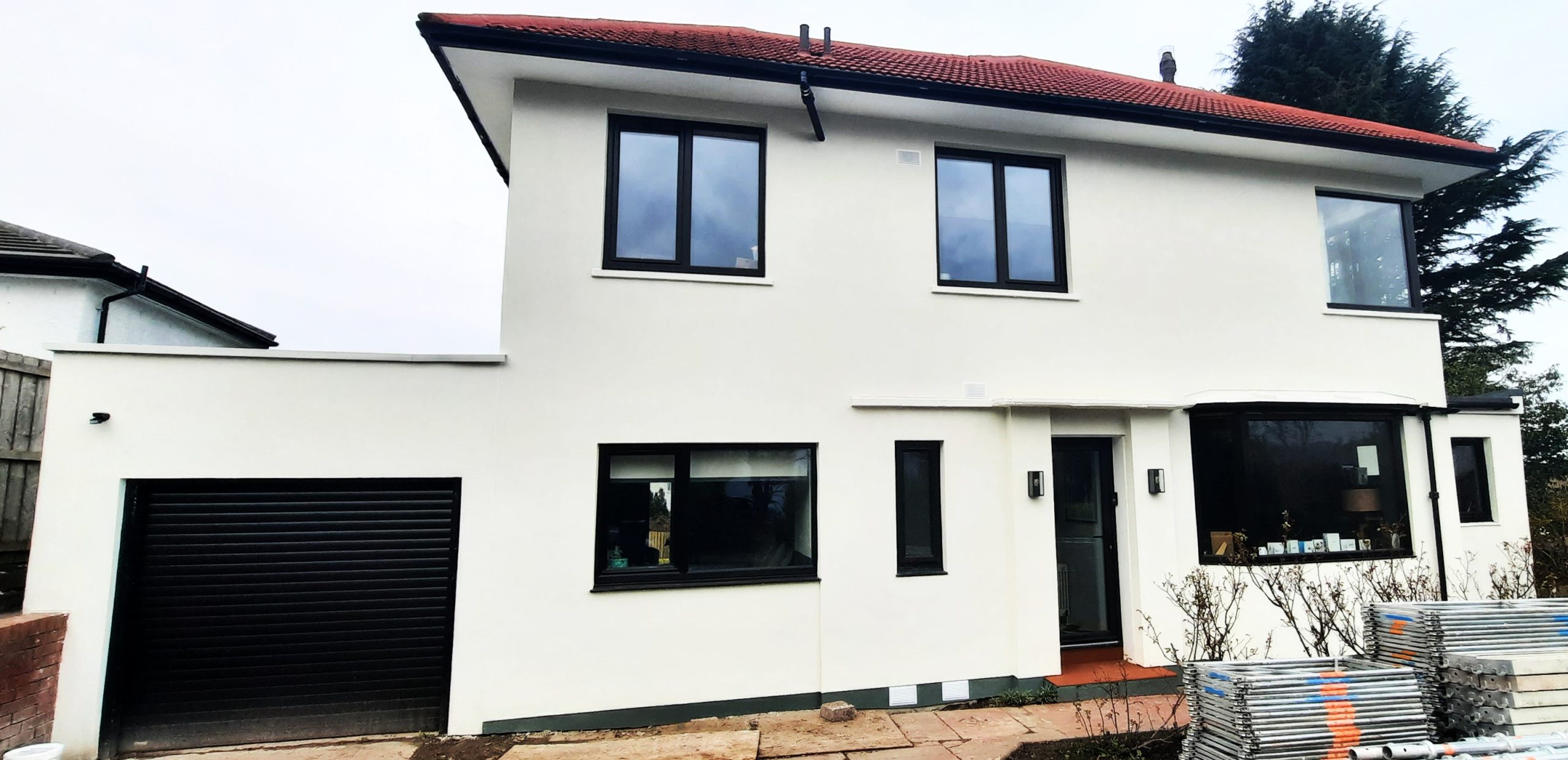 roughcasting Edinburgh on smooth white front façade