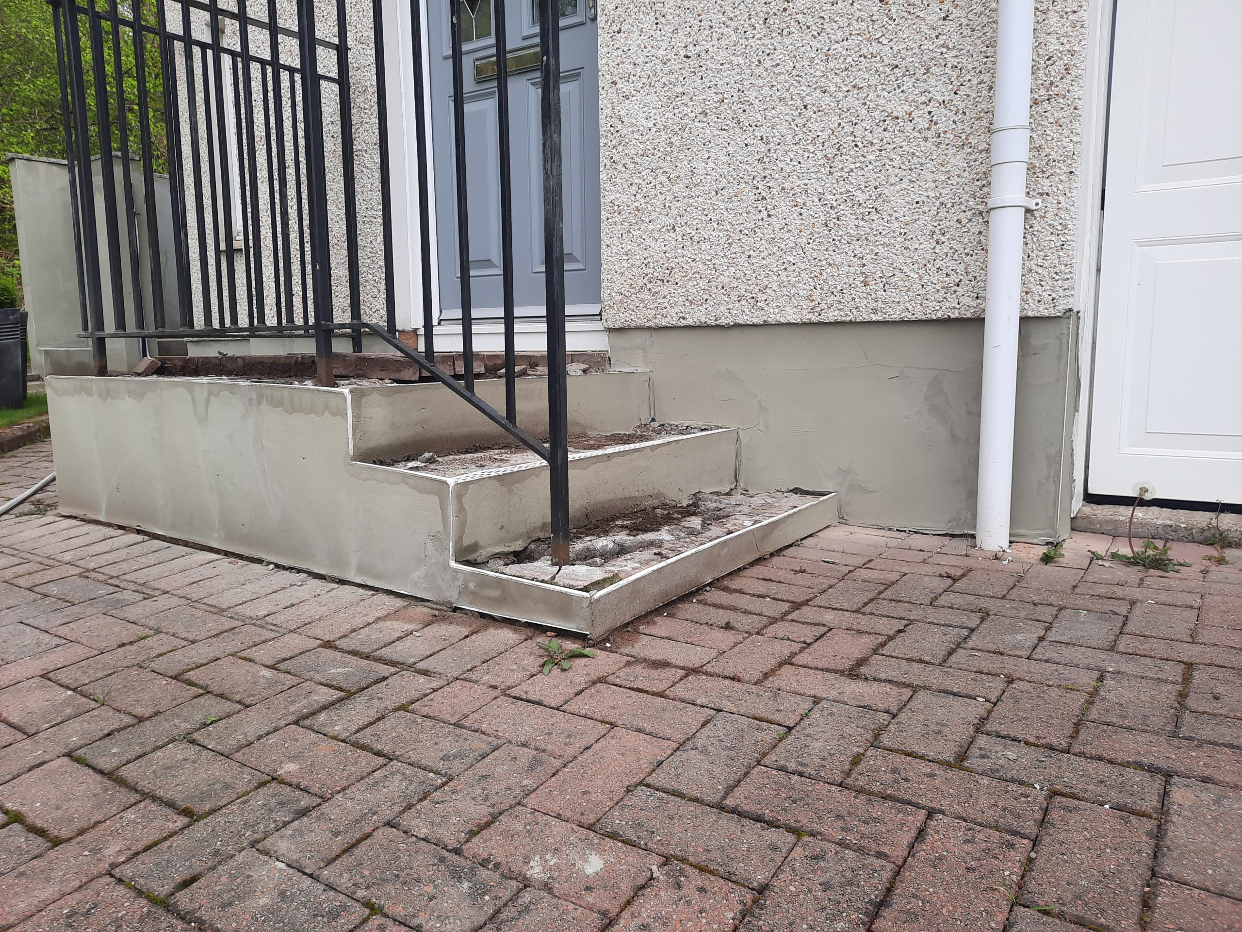 roughcast render Edinburgh along driveway steps