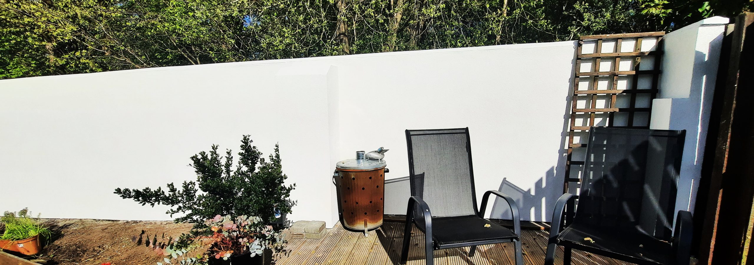 roughcast render Edinburgh along garden seating area