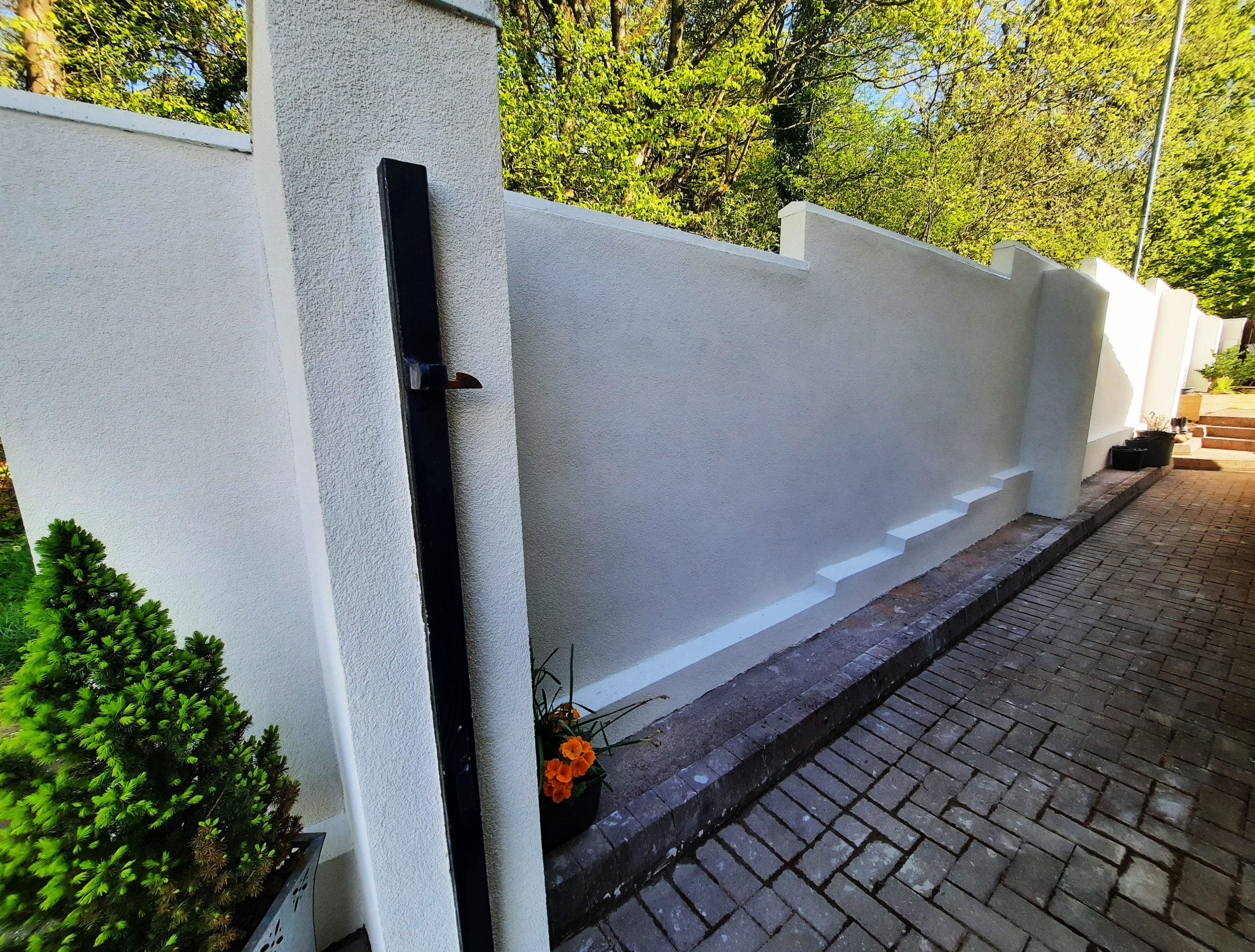 roughcaster Edinburgh working on smooth courtyard wall