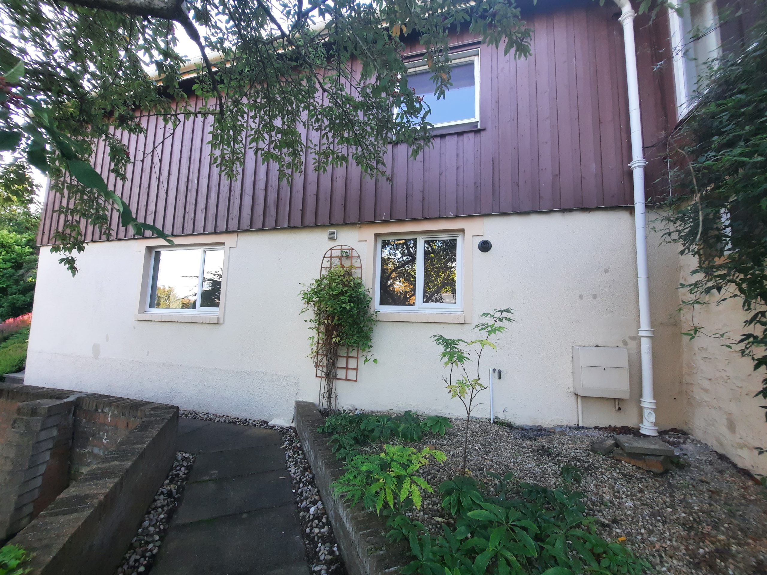 Rendering Edinburgh on rear garden wall with windows