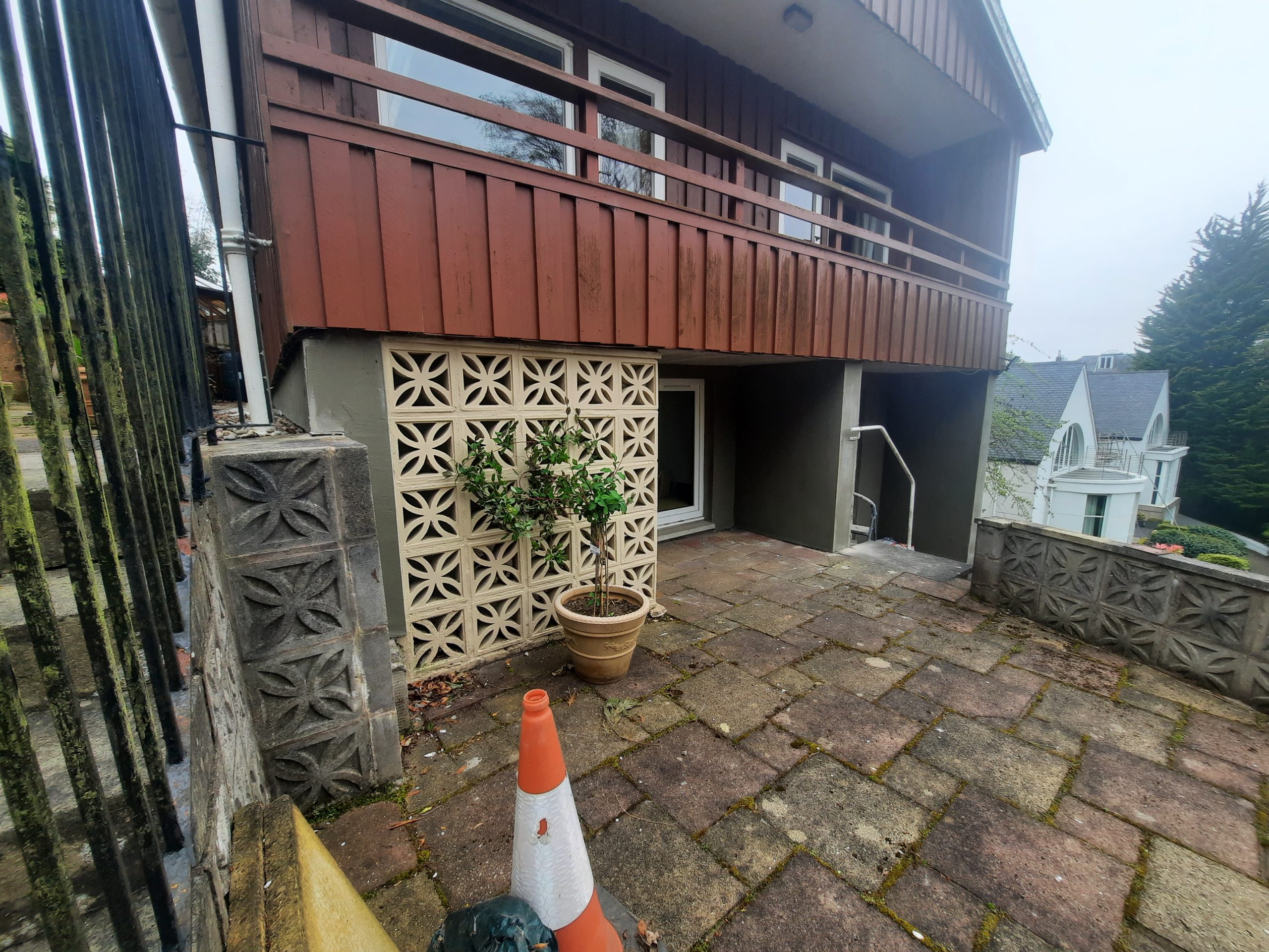 roughcast render Edinburgh on wall beneath decorative block screen