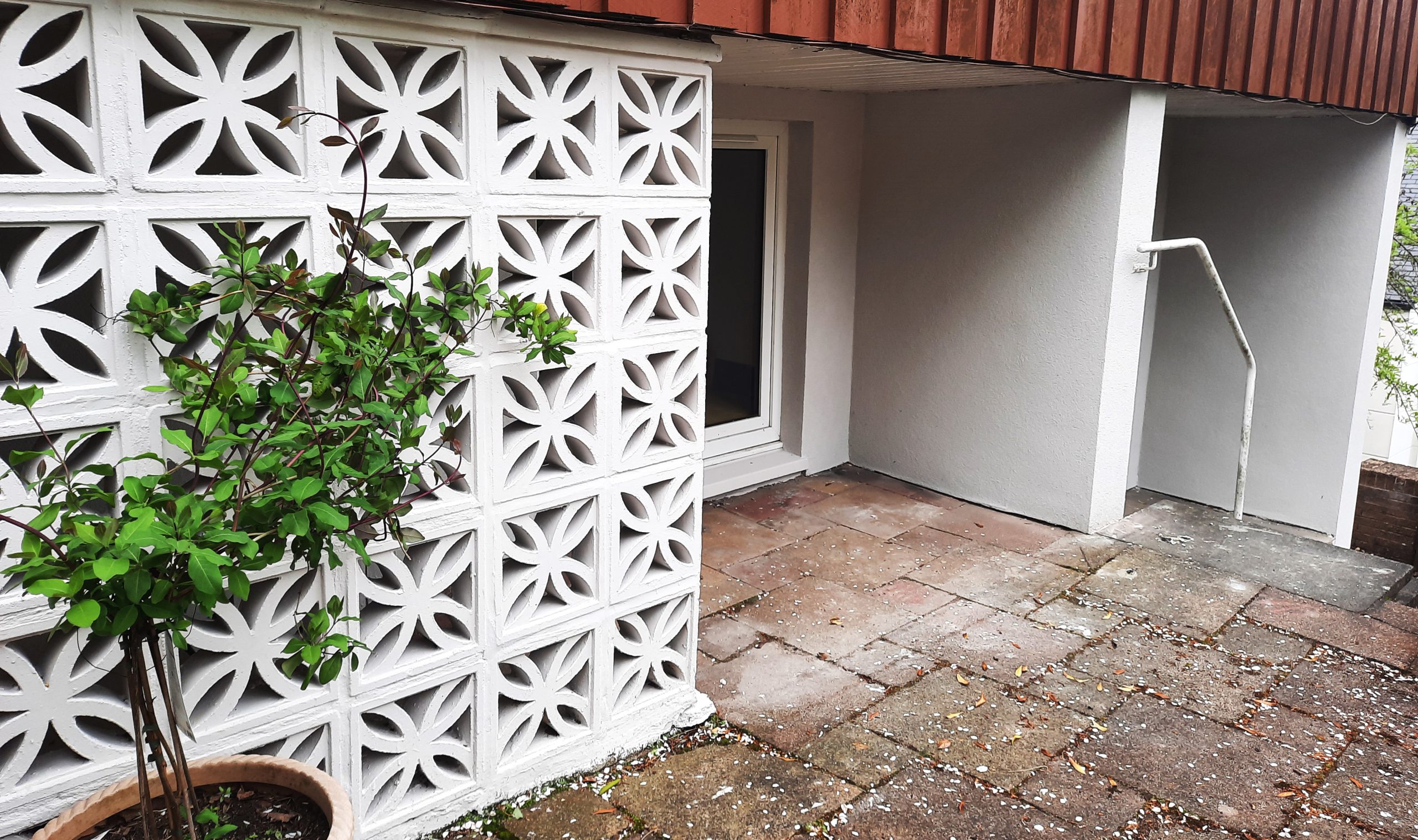 roughcast render repair under decorative white block divider