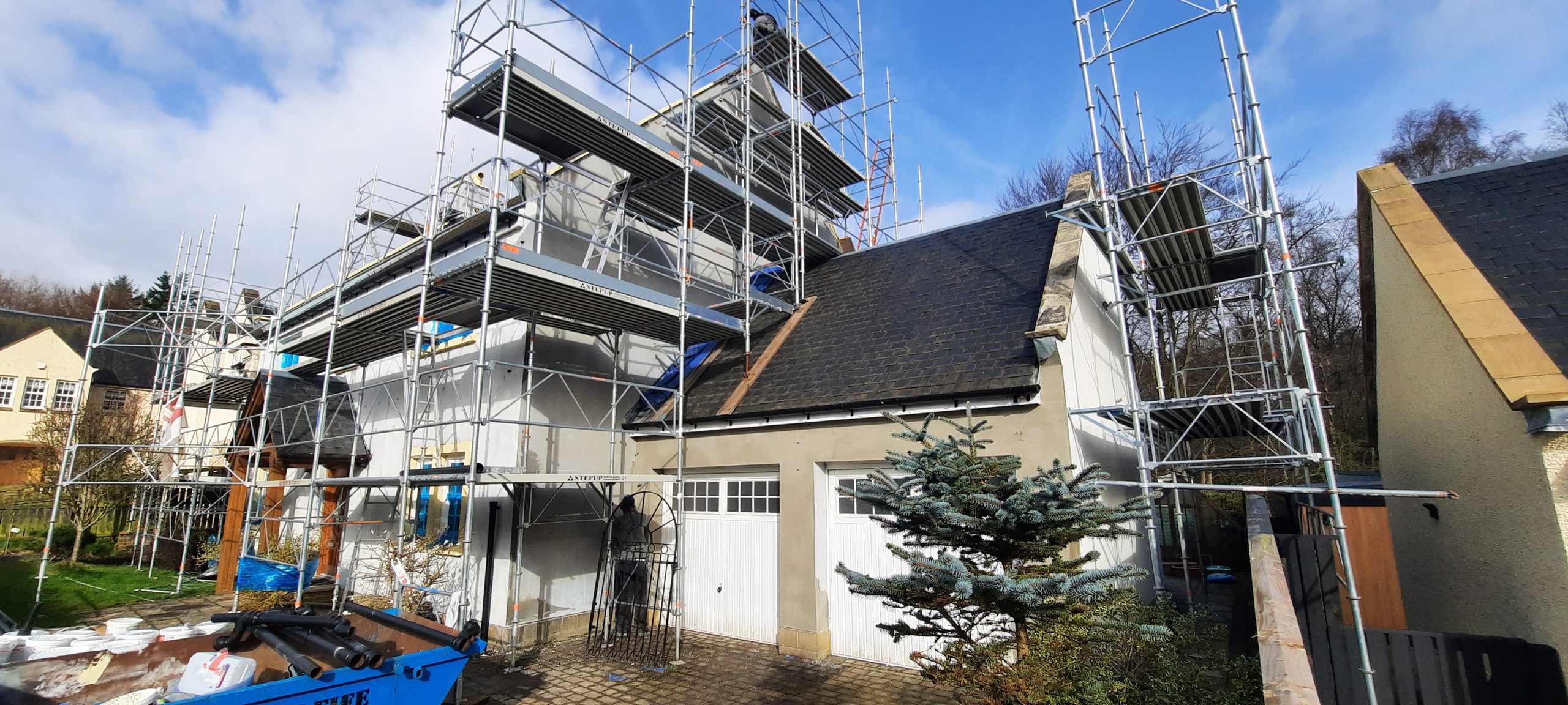 roughcaster Edinburgh working on gable wall under scaffold
