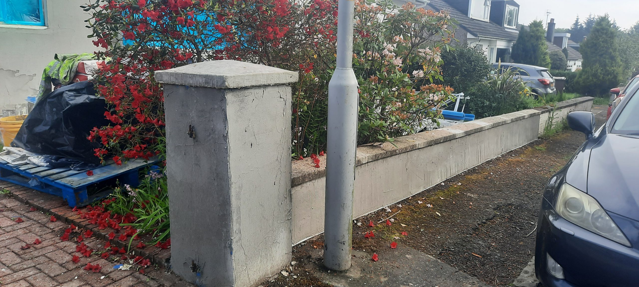 roughcasting Edinburgh on white garden gate pillar