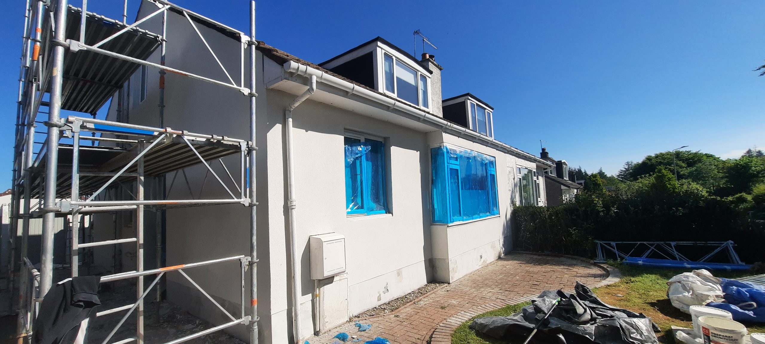 house rendering Edinburgh on smooth entry pillar