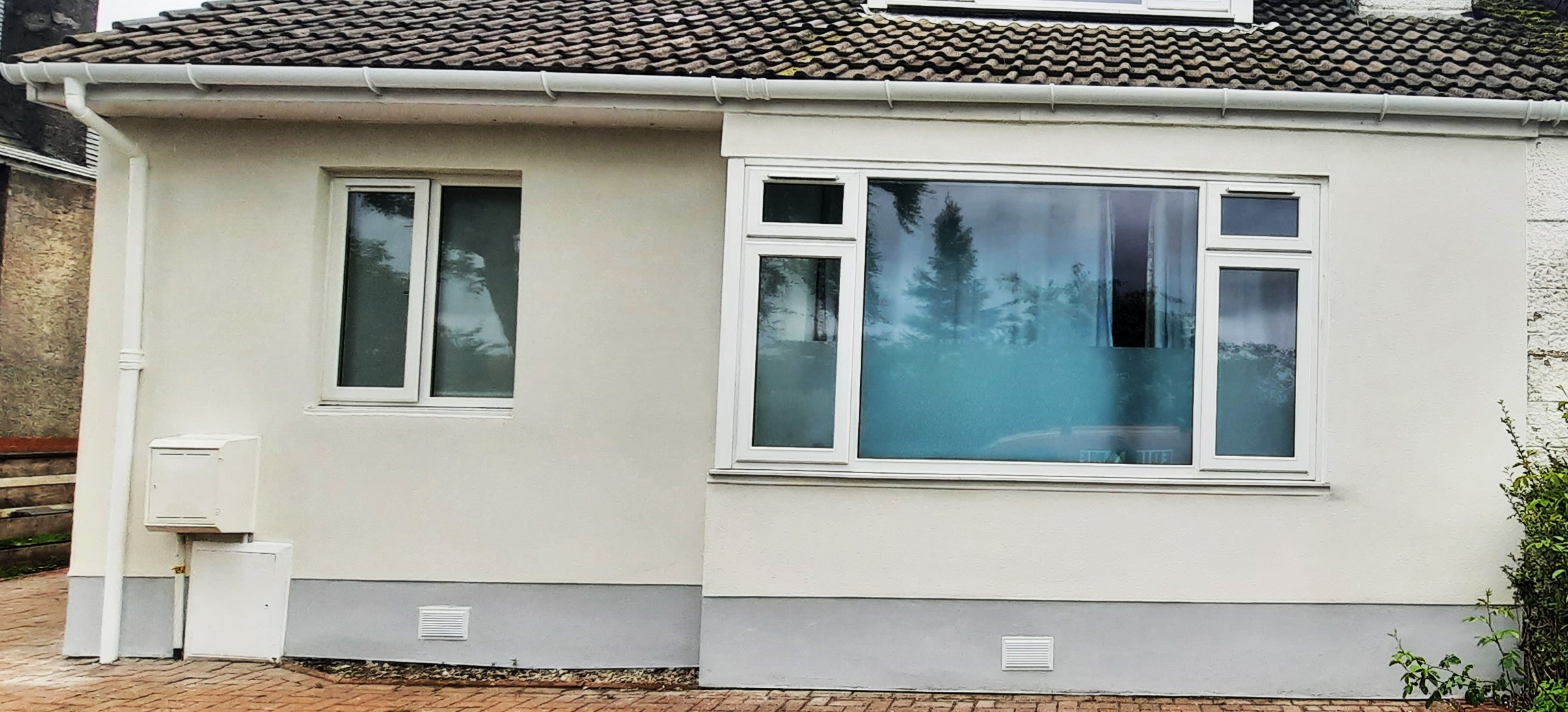 roughcasting Edinburgh on modern white bungalow front