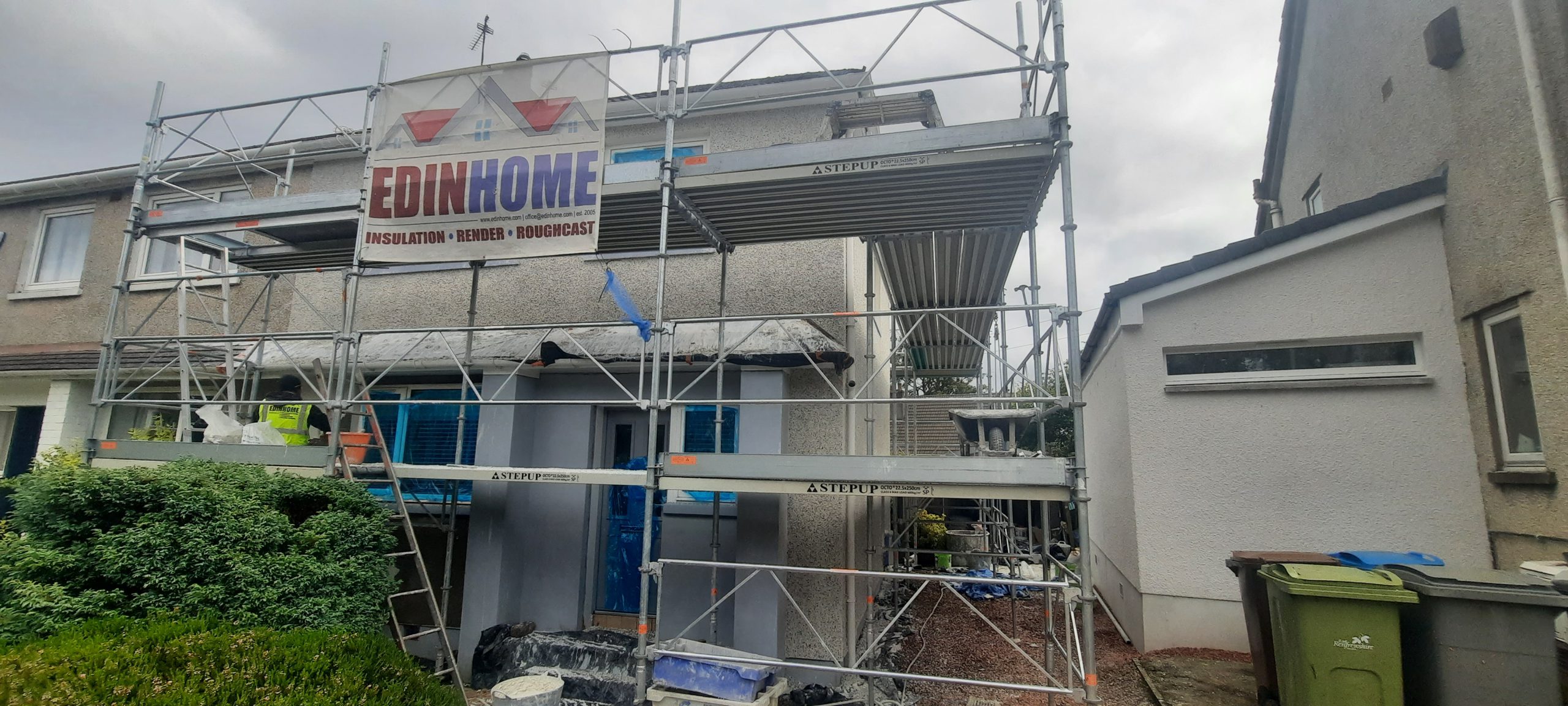roughcasting Edinburgh on frontage under scaffold