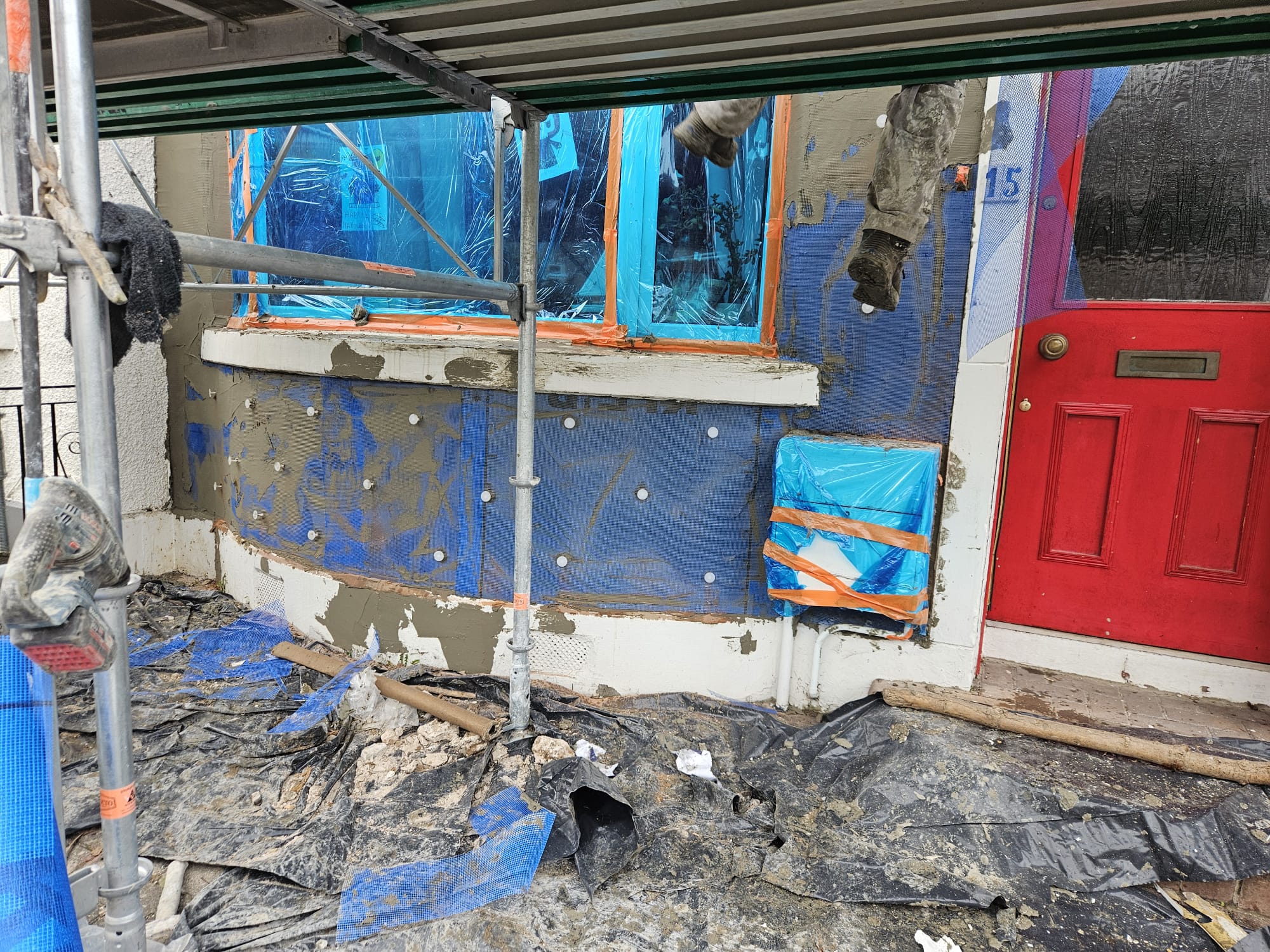 roughcaster Edinburgh repairing damaged wall section