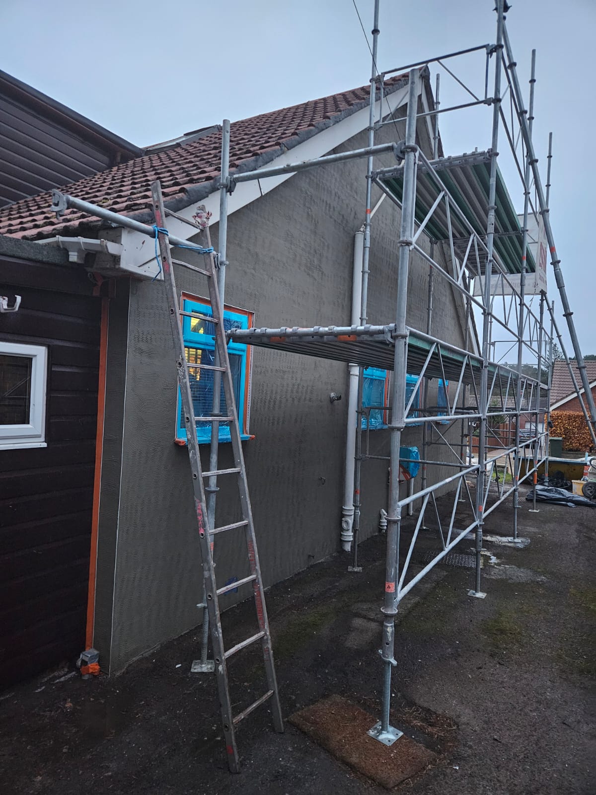 roughcast render Edinburgh applied to bungalow side
