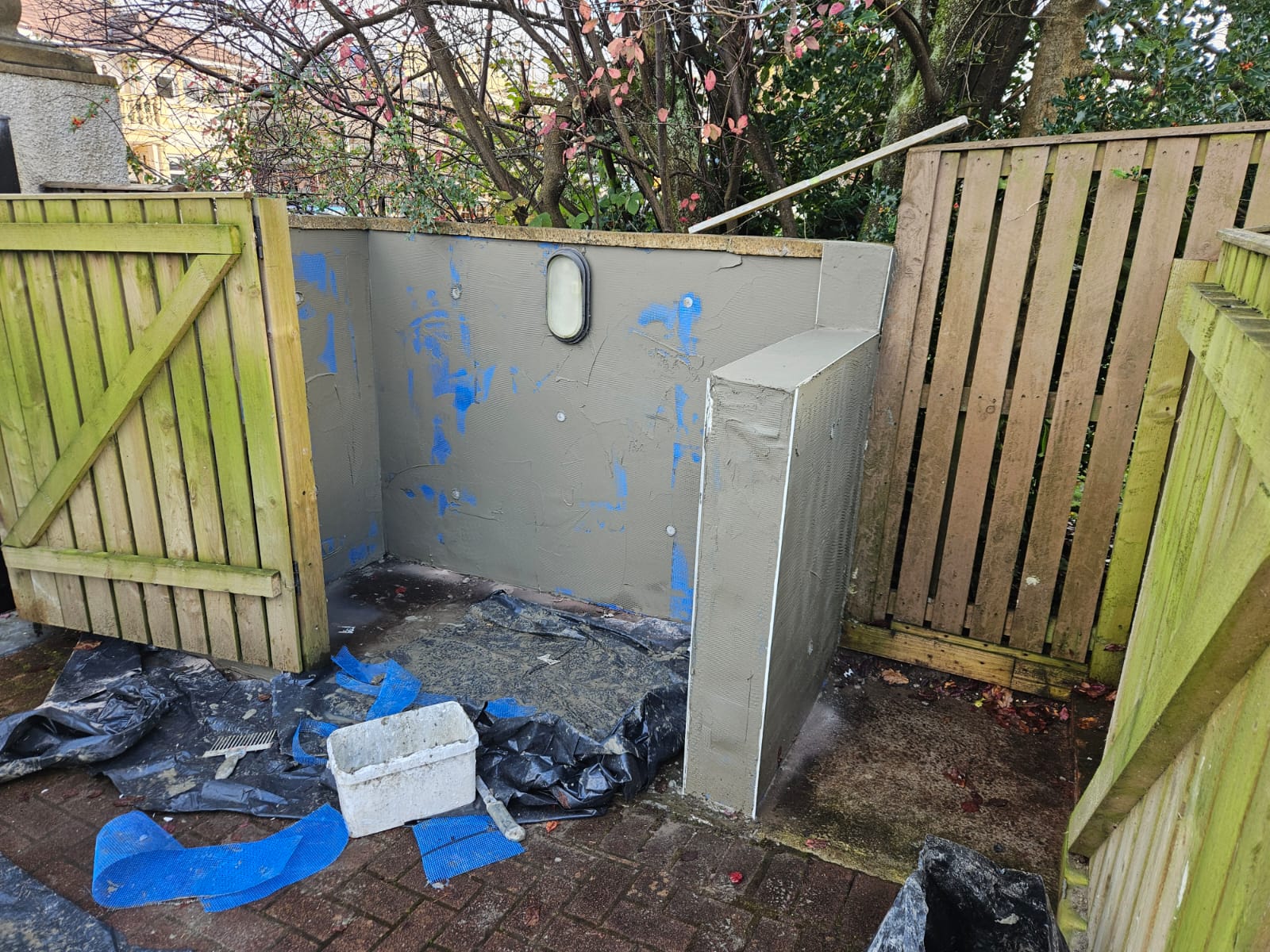 roughcast render Edinburgh on corner garden section