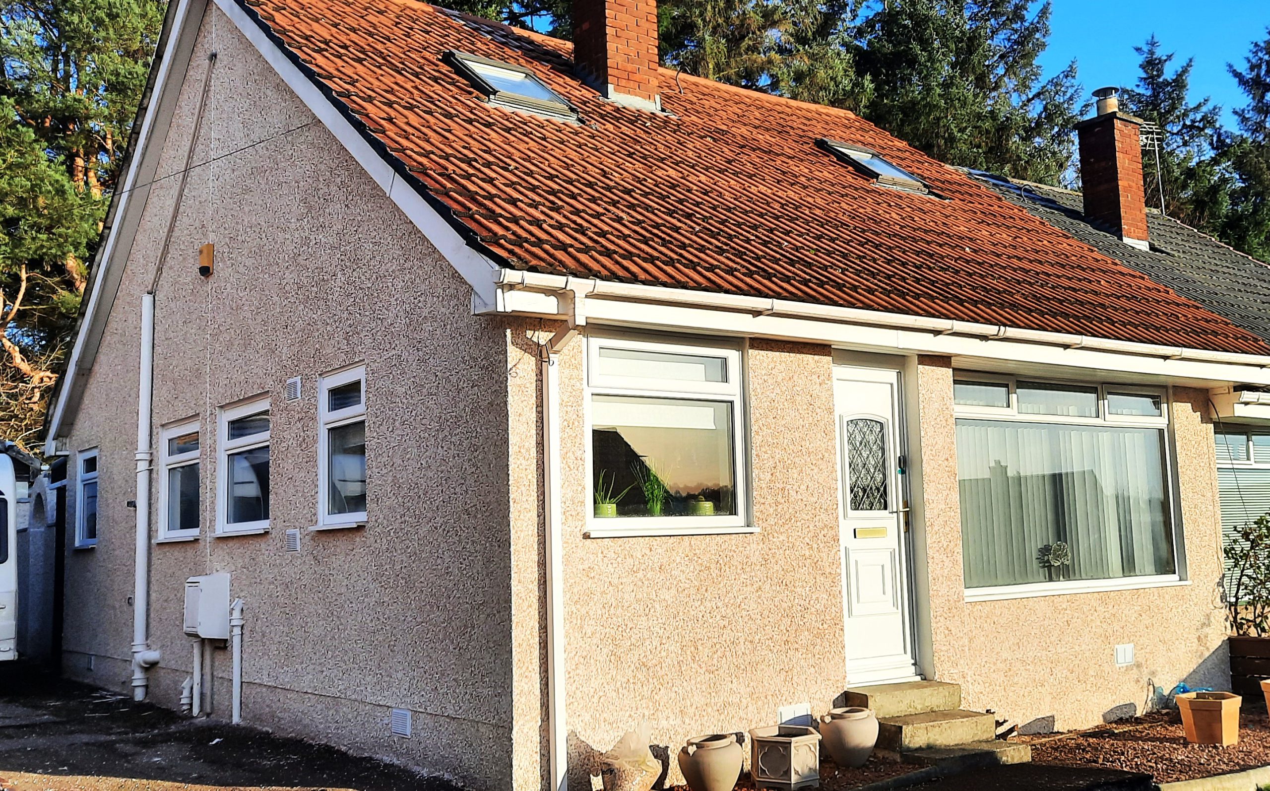 roughcaster Edinburgh working on cream bungalow exterior