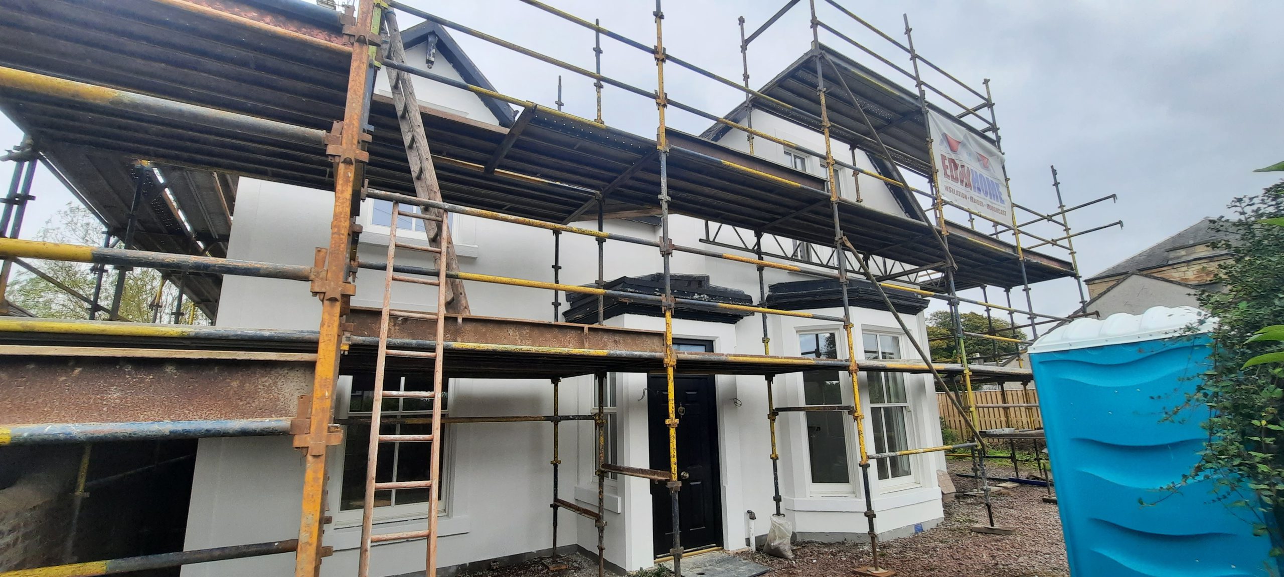 roughcaster Edinburgh working on upper scaffold section