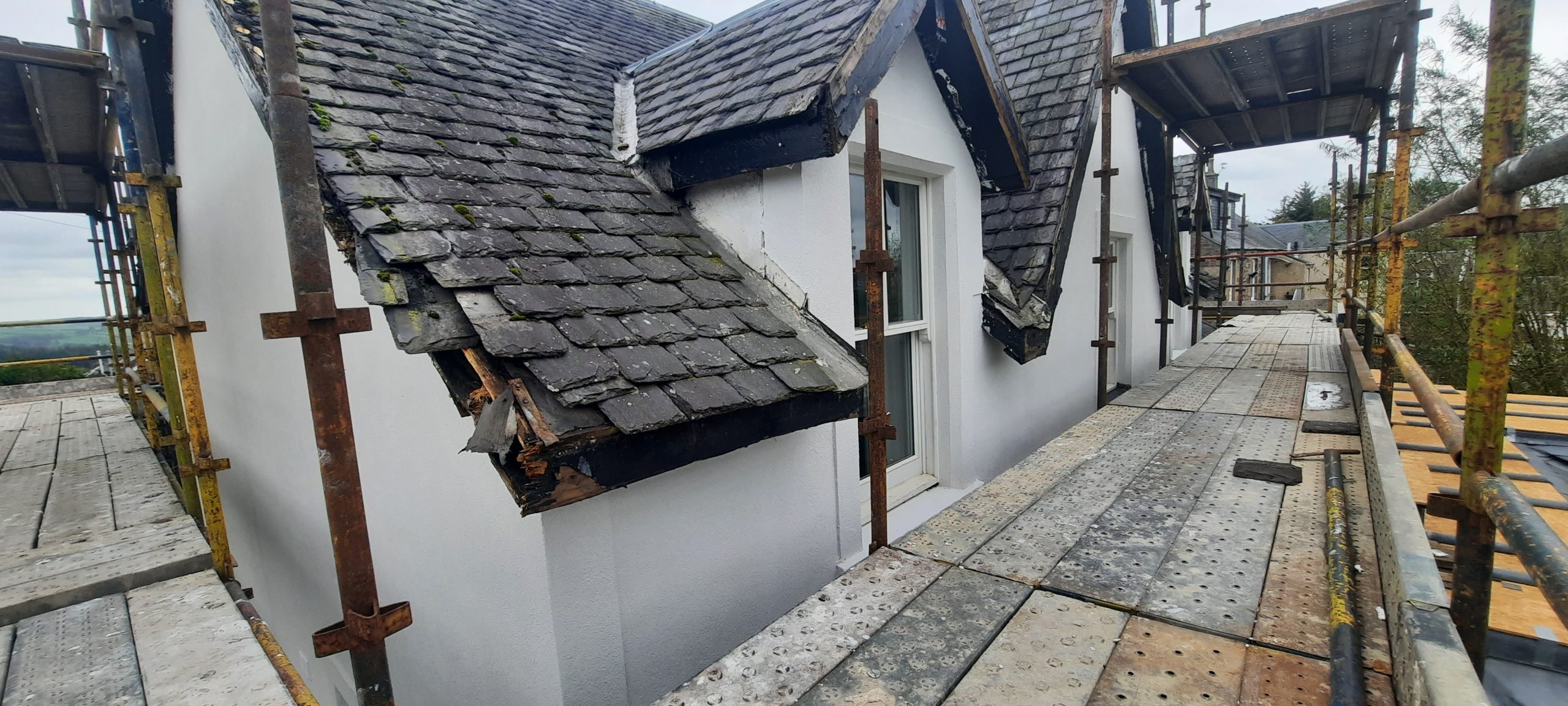 external wall insulation Edinburgh on white gable wall