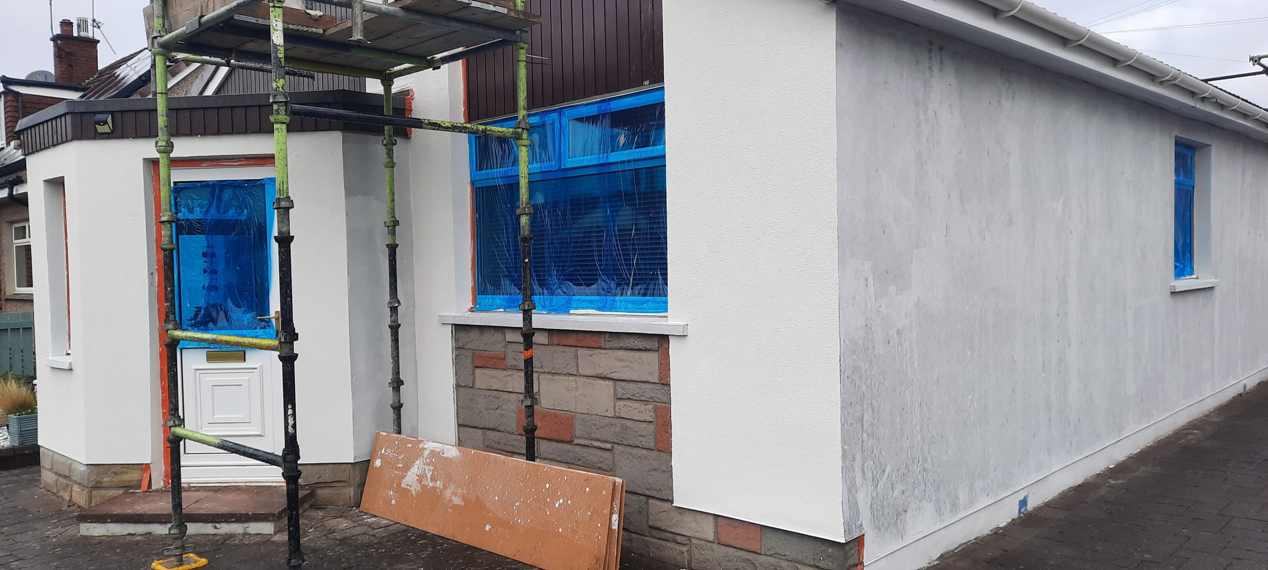 roughcaster Edinburgh working on corner house section