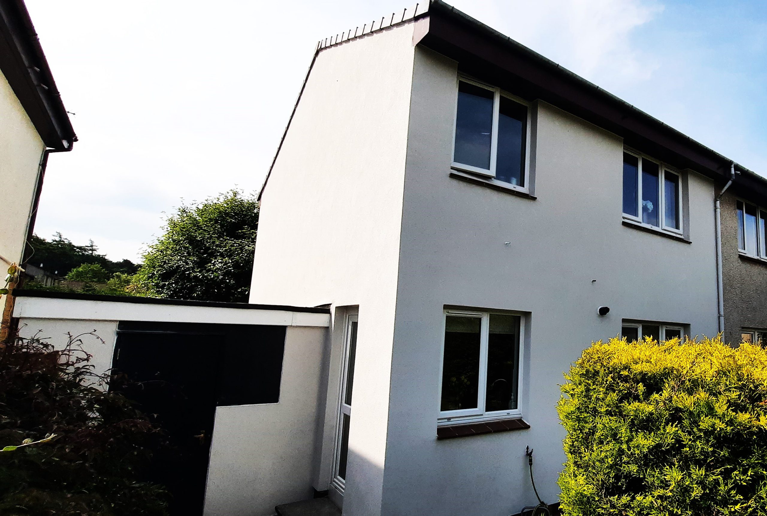 smooth side facade of detached house after roughcaster Edinburgh applied new coat